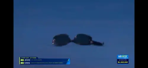 ▲周杰倫就定位後，迅速摘下臉上墨鏡，用力往場邊方向一甩，才開始迎戰對手發球。（圖／Australian OpenYT）