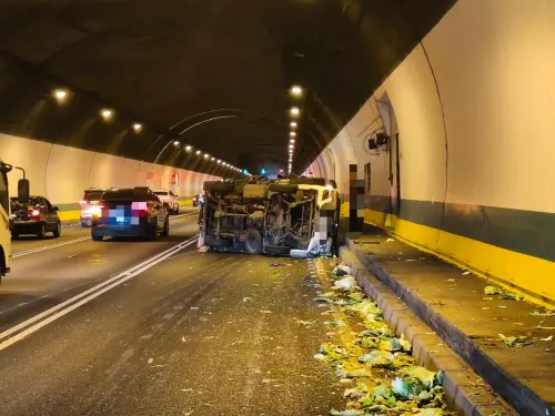 整車高麗菜全灑了！國3新店隧道小貨車急切「下秒失控90度翻覆」
