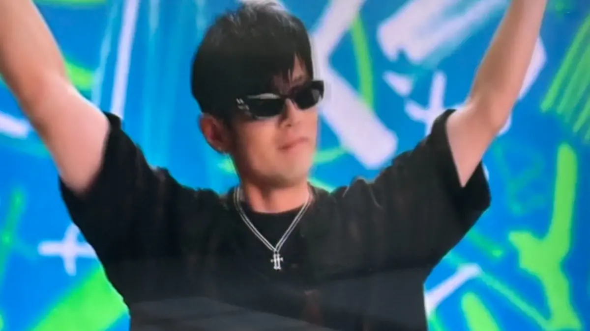 ▲周杰倫參加澳網表演賽，他戴墨鏡上球場，下一秒摘下墨鏡往場邊甩，被網友虧「真的很愛耍帥」。（圖／Australian OpenYT）