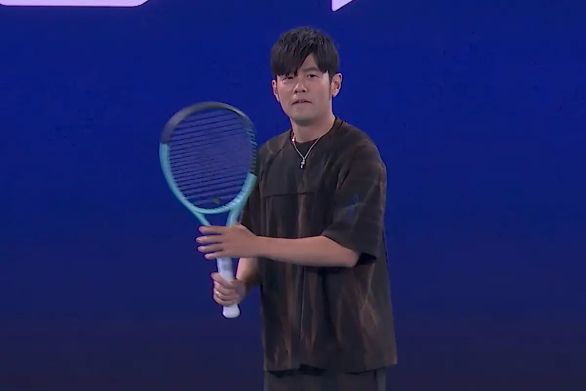 ▲周杰倫（如圖）現身澳網參加「一球制勝」活動，卻因來球過快秒遭淘汰，連揮拍機會都沒有，好友林書豪隨即錄影片開酸「動都沒動，救命啊！」，2人互虧互笑再掀話題。（圖／翻攝自澳網YouTube）