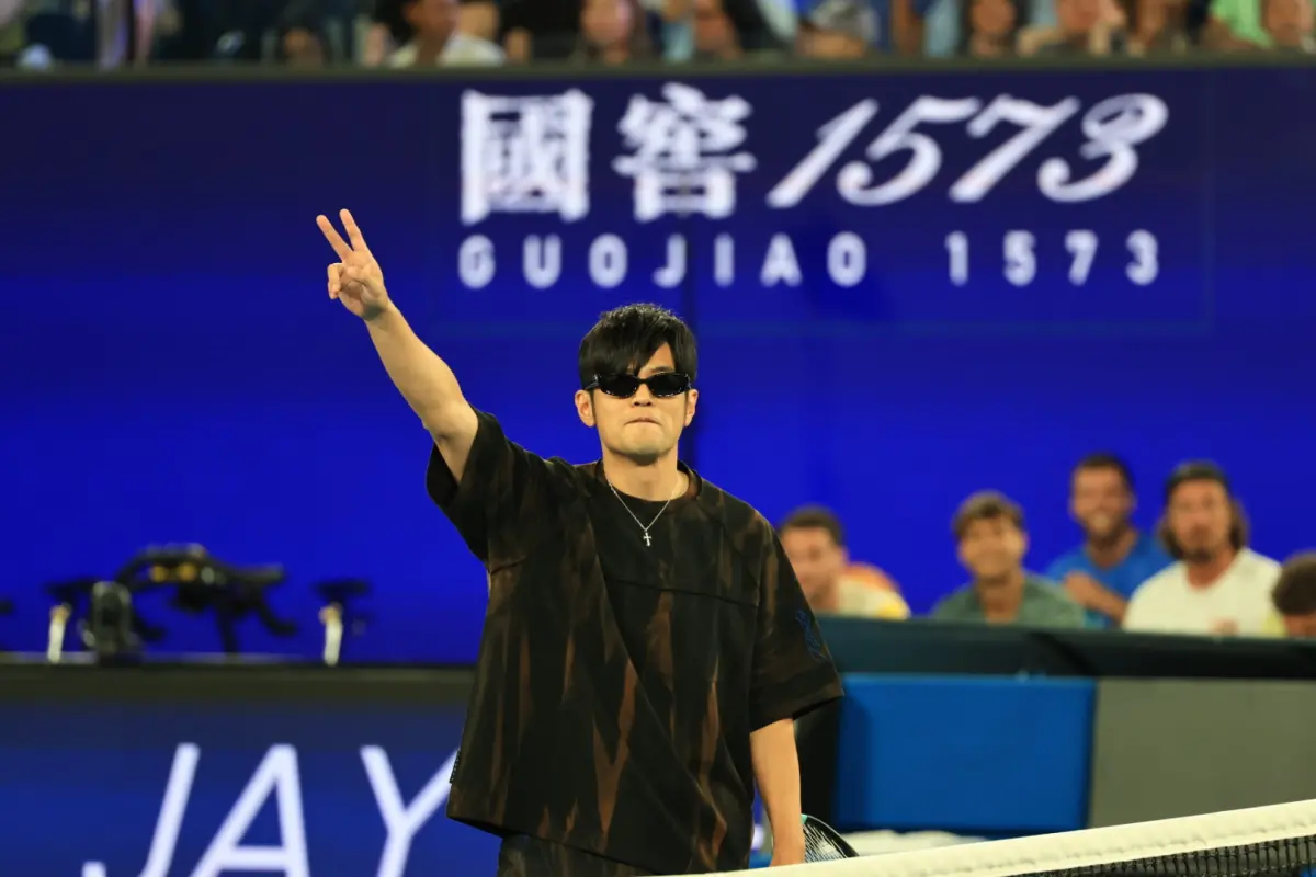 ▲周杰倫今（14）日首戰澳網，不料一球就被淘汰，直接衝上微博熱搜，被粉絲笑說毫無體驗感，還有人直呼：「表演立正就結束」。（圖／微博@張曼聯）