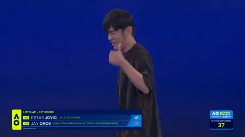 ▲周杰倫出戰澳網「一分大滿貫」賽事，結果上場不到一秒就被淘汰，讓不少觀眾覺得好笑又傻眼。（圖/YT@Australian Open）
