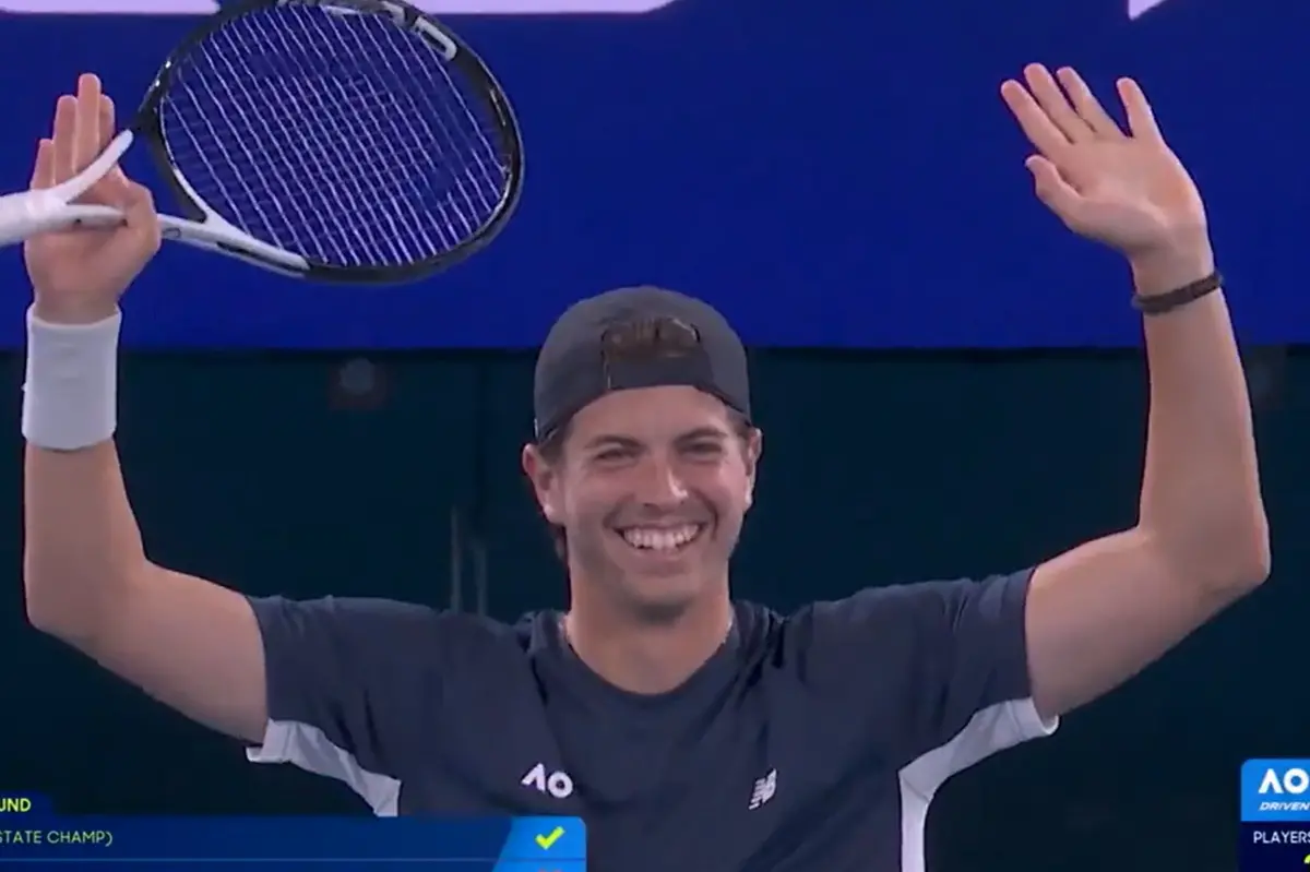 ▲淘汰華語樂壇天王周杰倫（Jay Chou）的維多利亞州24歲業餘冠軍彼得·約維奇（Petar Jovic），在次輪不敵前世界第一、2021年美網男單冠軍得主梅德韋傑夫（Daniil Medvedev）。（圖／翻攝自澳網YouTube）