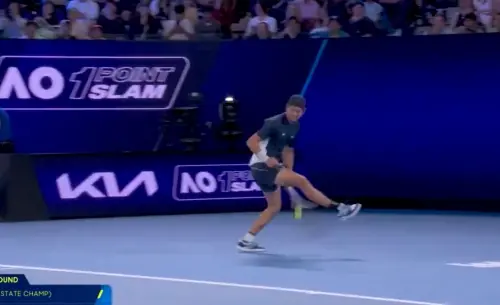 ▲約維奇第二輪面對前球王梅德韋傑夫，雖然被對方不斷調動，先被放小球、然後又被吊後場，但他還是漂亮跑動、甚至展現胯下擊球美技。（圖／翻攝自澳網YouTubee）