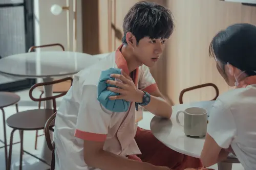 ▲洪暐哲（左）在《整形過後》飾演護理師，為貼近角色，幾乎不上底妝，只做簡單遮瑕跟修容。（圖／年代整合行銷提供）