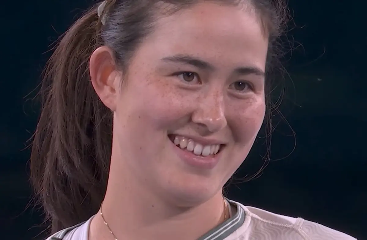 ▲我國女將葛藍喬安娜連過兩關，甚至在次輪擊敗了德國明將、2021年奧運男單金牌得主茲韋列夫（Alexander Zverev），以及「壞小子」基里奧斯（Nick Kyrgios），闖進到8強，也讓基里奧斯氣到摔拍。（圖／翻攝自澳網YouTube）