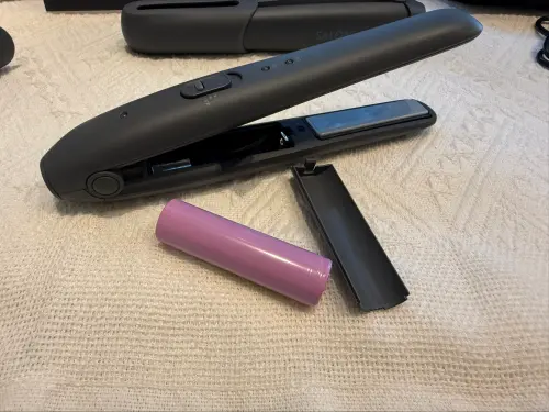 ▲SALONIA離子夾鋰電池可以拆卸，能帶上放進隨身行李帶上飛機。（圖／記者張家瑋攝）