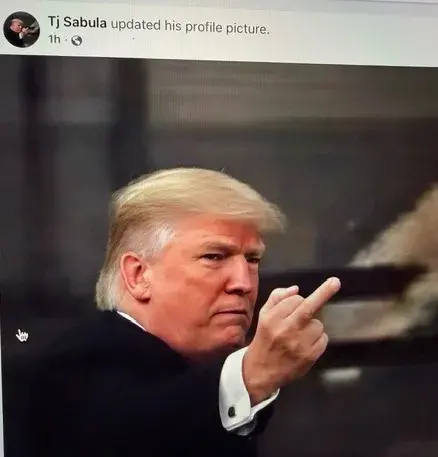 ▲事後薩布拉把自己的顯示大頭照換成川普中指照。(圖/翻攝自網路)