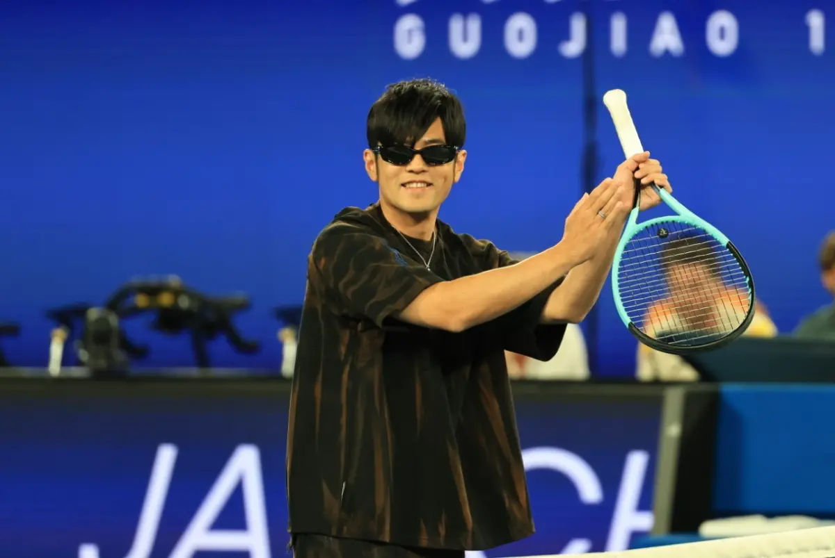 ▲周杰倫今（14）日出戰澳網，戴墨鏡上場後，再丟到場邊，墨鏡還因此得到一個特寫。而周杰倫輸球後，粉絲也好奇墨鏡去哪裡，有人捕捉到周杰倫把墨鏡大方送給場邊小孩，讓粉絲羨慕喊：「最大贏家」。（圖／微博@楊范一旭）