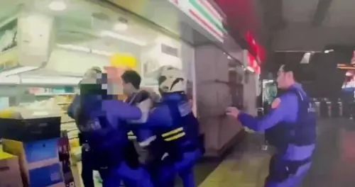 北捷圓山站男子失控畫面曝！連續衝閘門、站內超商遭強制送醫
