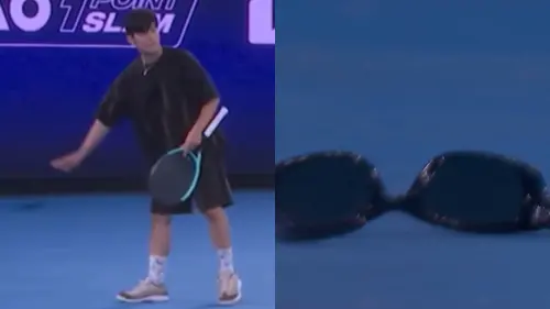 ▲周杰倫就定位後把手上的墨鏡丟到場邊。（圖／Australian Open IG@australianopen）