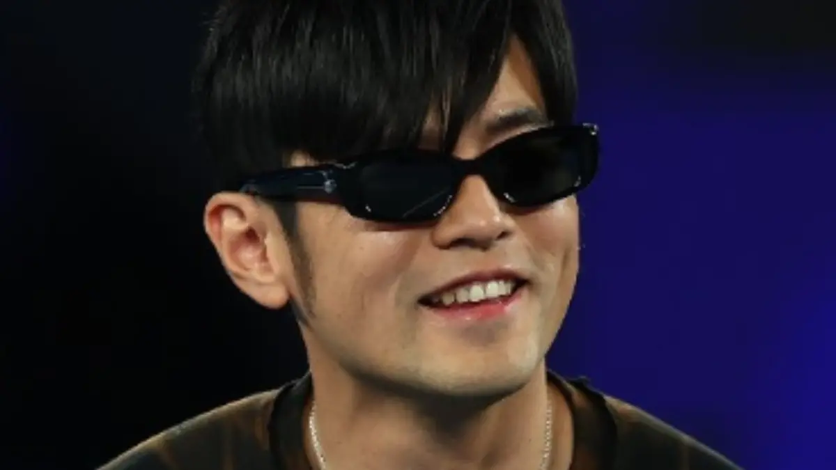 ▲周杰倫（如圖）昨日在澳網「一球制勝」賽事中遭對手彼得·約維奇秒殺，引來酸民吐槽。對此狄志對周杰倫的態度感到佩服，稱讚他才是人生贏家；而賽後他在場邊替粉絲簽名，親民模樣超圈粉。（圖／Australian Open IG@australianopen）