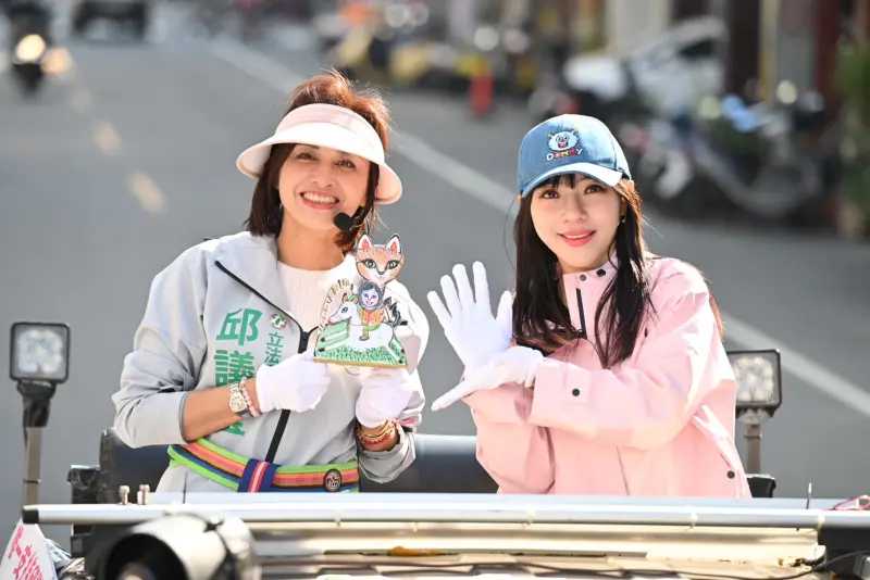 ▲高雄市長參選人邱議瑩今天偕同立委黃捷率感恩謝票車隊，從澄清湖出發，向支持群眾表示感謝。(圖／立委邱議瑩辦公室提供)