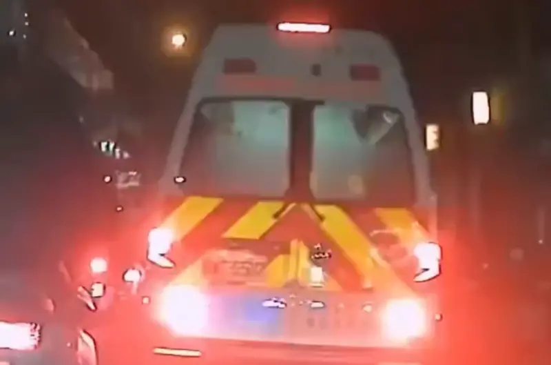 ▲近期一段機車行車紀錄器影片在社群瘋傳，顯示一輛鳴笛救護車行經科技執法路段，前方車輛卻紋絲不動，導致救護車卡在車陣整整4分鐘。（圖／翻攝Threads）