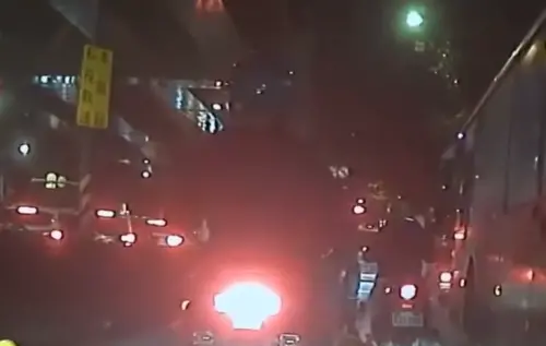 ▲機車往前騎之後，才看見了該路段採用科技執法，導致前方車輛都沒有禮讓的情況發生。（圖／翻攝Threads）