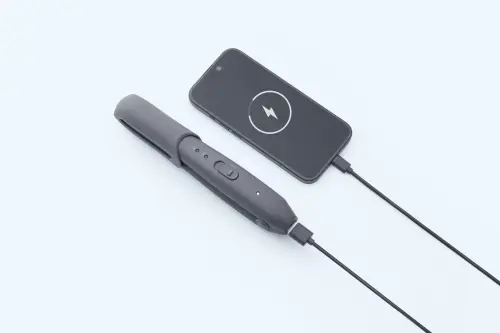 ▲SALONIA離子夾可充當行動電源，為手機充電。（圖／SALONIA提供salonia.jp）