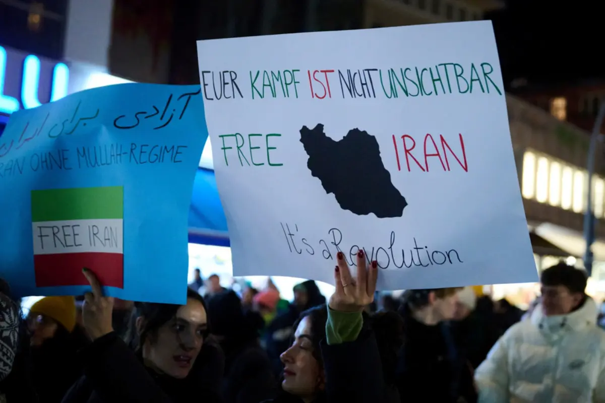 ▲德國柏林聲援伊朗示威的活動與標語。（圖／美聯社／達志影像）