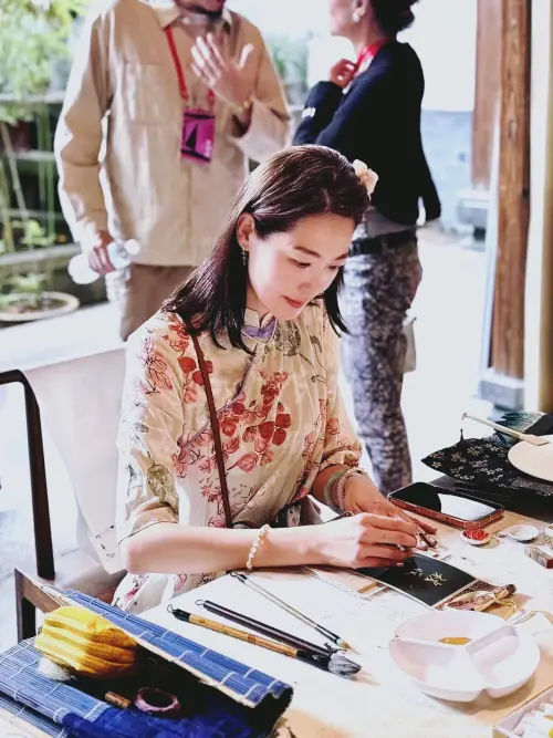 ▲姚采穎近年淡出演藝圈，投身藝術領域，尤其專注在書法上。（圖／翻攝自臉書@姚采穎 Yvonne Yao）