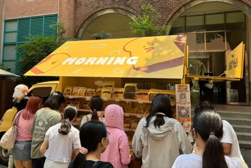 ▲小鳥吃吐司是台灣一家主打文青風格的烘焙店，以日式生吐司和多樣化的現烤麵包聞名，除了實體店面以外，還經常有行動麵包車在各地巡迴販售。（圖／小鳥吃吐司麵包車車臉書）