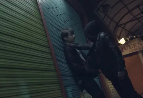 ▲BTS出道沒錢拍MV　經紀人當臨演、牆面公司自己噴漆（圖／HYBE LABELS YouTube）