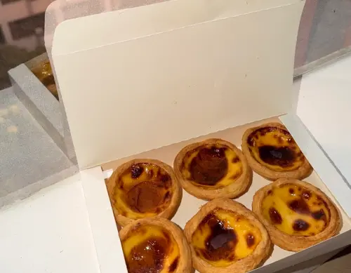 ▲有民眾在肯德基官方臉書留言，曬出白色盒子包裝的肯德基蛋撻。（圖／翻攝Threads）