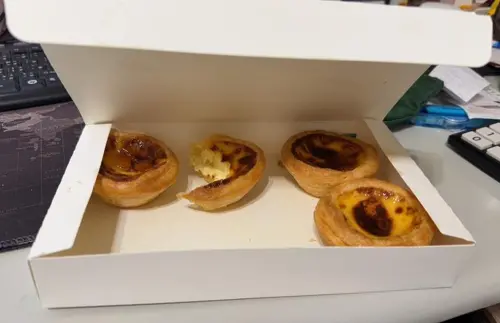 ▲有民眾在肯德基官方臉書留言，曬出白色盒子包裝的肯德基蛋撻。（圖／肯德基臉書）