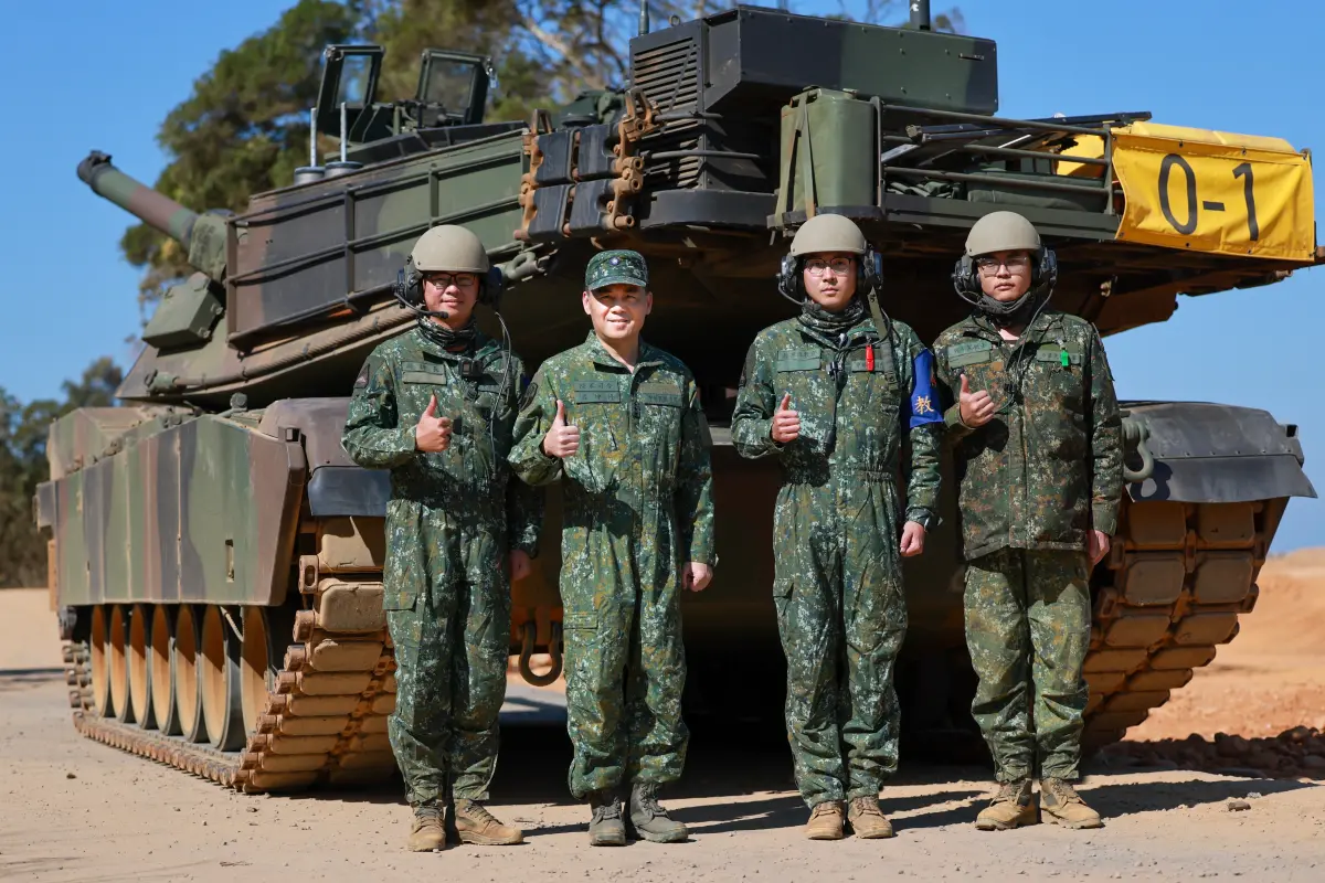 ▲陸軍司令呂坤修（左二）身先士卒擔任M1A2T射手，與官兵一同執行實彈射擊訓練。（圖／陸軍司令部提供）