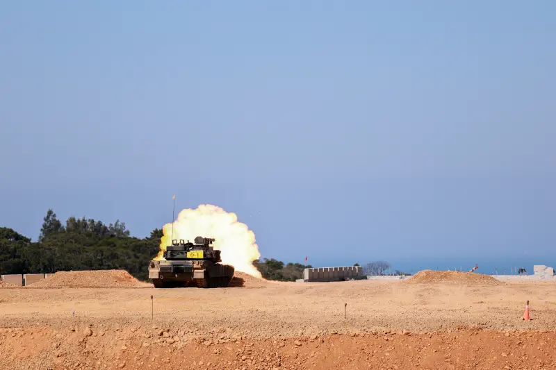    ▲陸軍司令呂坤修身先士卒擔任M1A2T射手，與官兵一同執行實彈射擊訓練。（圖／陸軍司令部提供）  