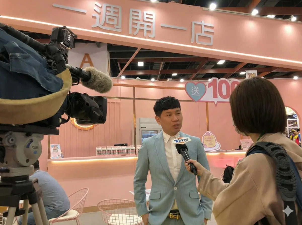 ▲林致兵（中）過去常以「加盟鬼才」形象現身各大媒體與加盟展，侃侃而談品牌願景，甚至打出「一週開一店」的驚人口號吸引加盟主，如今卻爆出捲款爭議。（圖／翻攝自舒油頭臉書粉專）