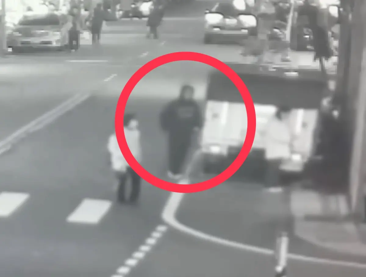 ▲周姓男子於台北市中山區一間餐廳和一名鍾姓男子面交黃金項鍊，沒想到卻因此遭詐。（圖／翻攝畫面）