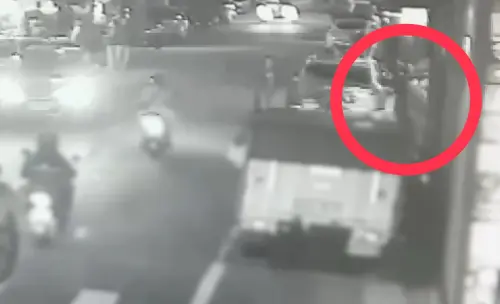 ▲面交金項鍊「奔廚房過火驗貨」急開溜！他衝金飾店變賣55萬秒花光。（圖／翻攝畫面）