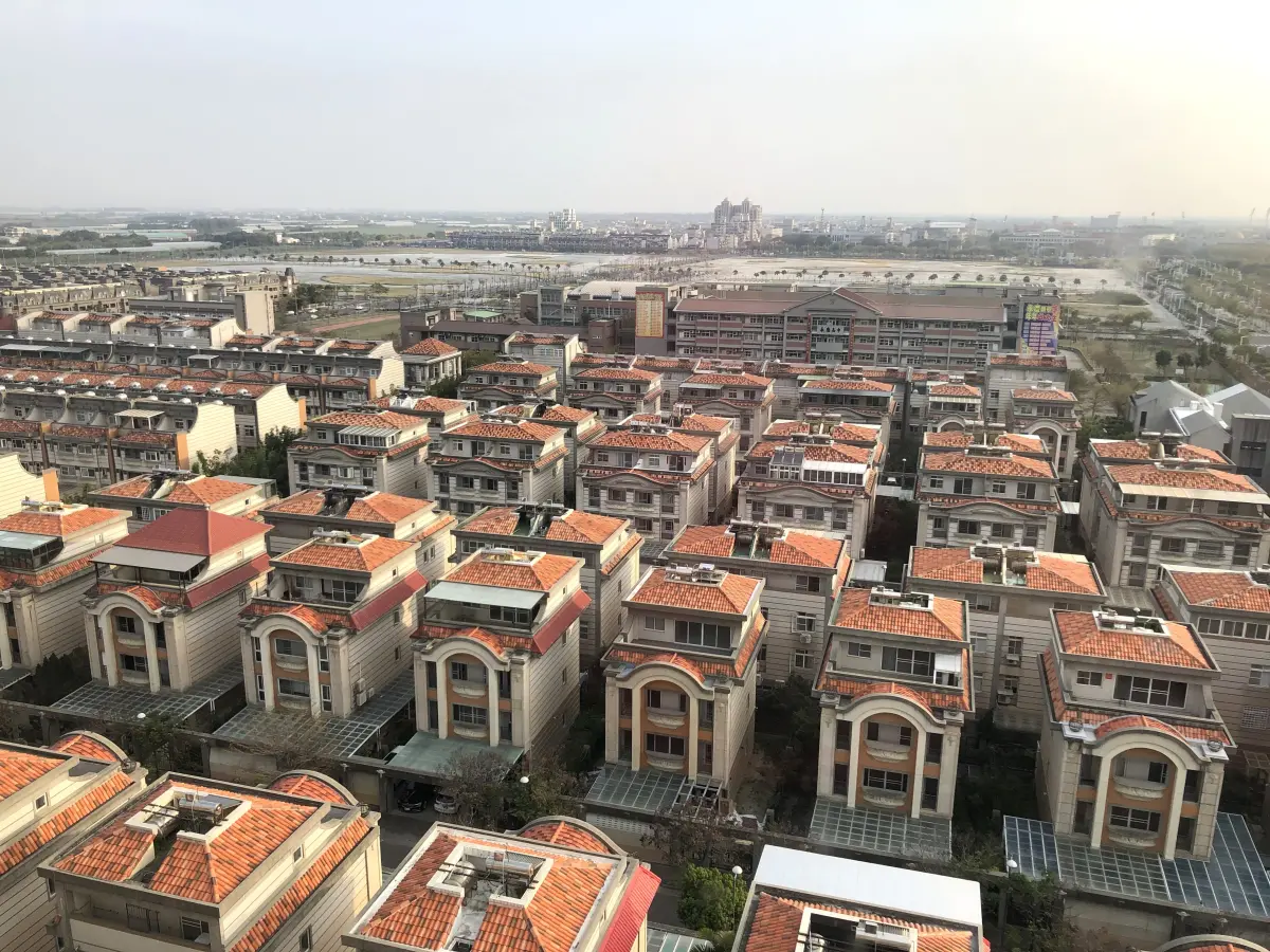 ▲受惠台積電設廠效應，嘉義太保「縣府特區」透天住宅身價水漲船高，近期更出現轉手獲利近兩千萬的驚人案例，昔日蛋白區搖身變為房市熱區。（圖／台灣房屋提供）