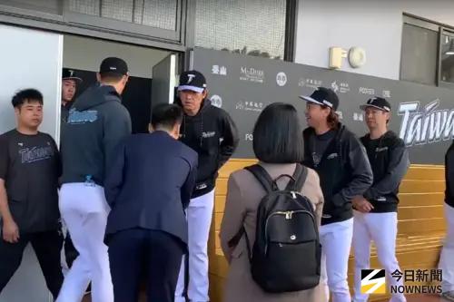 ▲李洋親自拜會教練團成員，與「餅總」林岳平及王建民握手致意，並攜手中職會長蔡其昌發放三份加菜金，力挺國家隊披荊斬棘。（圖／記者陳柏翰攝）