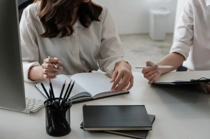 ▲某國立科大教授遭妻子發現辦公室藏有大量壯陽藥與保險套，被認為與同單位助理有染，妻子憤而提告求償300萬。（示意圖／123RF）