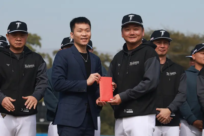 ▲李洋親自拜會教練團成員，與「餅總」林岳平及王建民握手致意，並與中職會長蔡其昌、棒協理事高人傑發放三份加菜金。（圖／記者葉政勳攝）