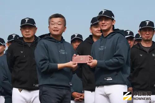▲中華會長蔡其昌來到國訓中心發加菜金給經典賽中華隊。（圖／記者葉政勳攝）