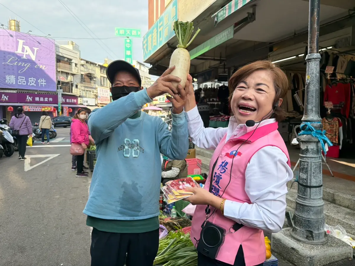 ▲楊瓊瓔今天到大甲市場掃街、選民送她「好采頭」表達支持。（圖／楊瓊瓔提供，2026.01.15）