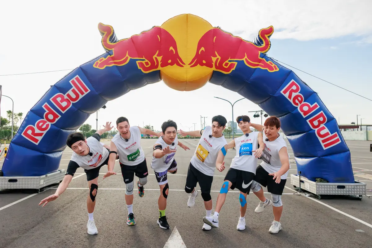 ▲吳宗憲兒子鹿希派（右三）參戰《最強的身體》，與包偉銘愛子包庭政（右一）廝殺，現為工地主任的包庭政霸氣喊：「再強都沒用，叫我學長！」（圖／好看娛樂提供）