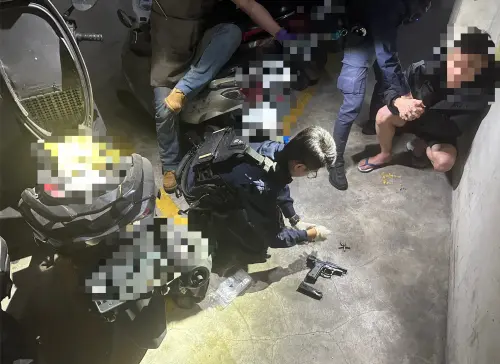 ▲台中詐欺通緝犯新莊毒駕被逮，查獲毒品包、手槍。（圖／翻攝畫面）