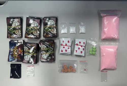 ▲台中詐欺通緝犯新莊毒駕被逮，查獲毒品包、手槍。（圖／翻攝畫面）