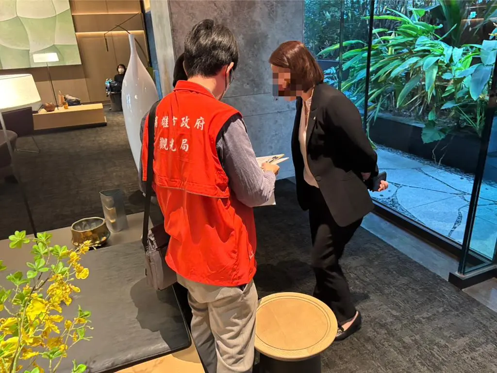 ▲高雄觀光局接獲網路檢舉，派員至飯店業者針對韓團 BTS 11月開唱期間進行稽查。（圖／高雄市觀光局）