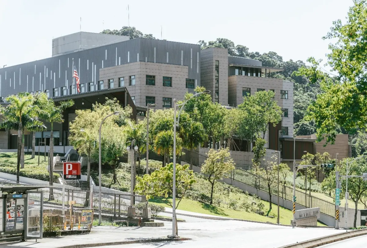 ▲美國在台協會周邊戒備森嚴，居住品質優良。（圖／信義房屋提供）