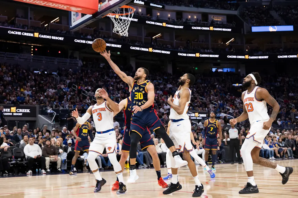 ▲NBA金州勇士將於明（16）日迎戰紐約尼克，勇士上一戰擊敗波特蘭拓荒者，但柯瑞全場僅拿下7分，此戰對上尼克能否找回狀態成為關鍵。（圖／美聯社／達志影像）