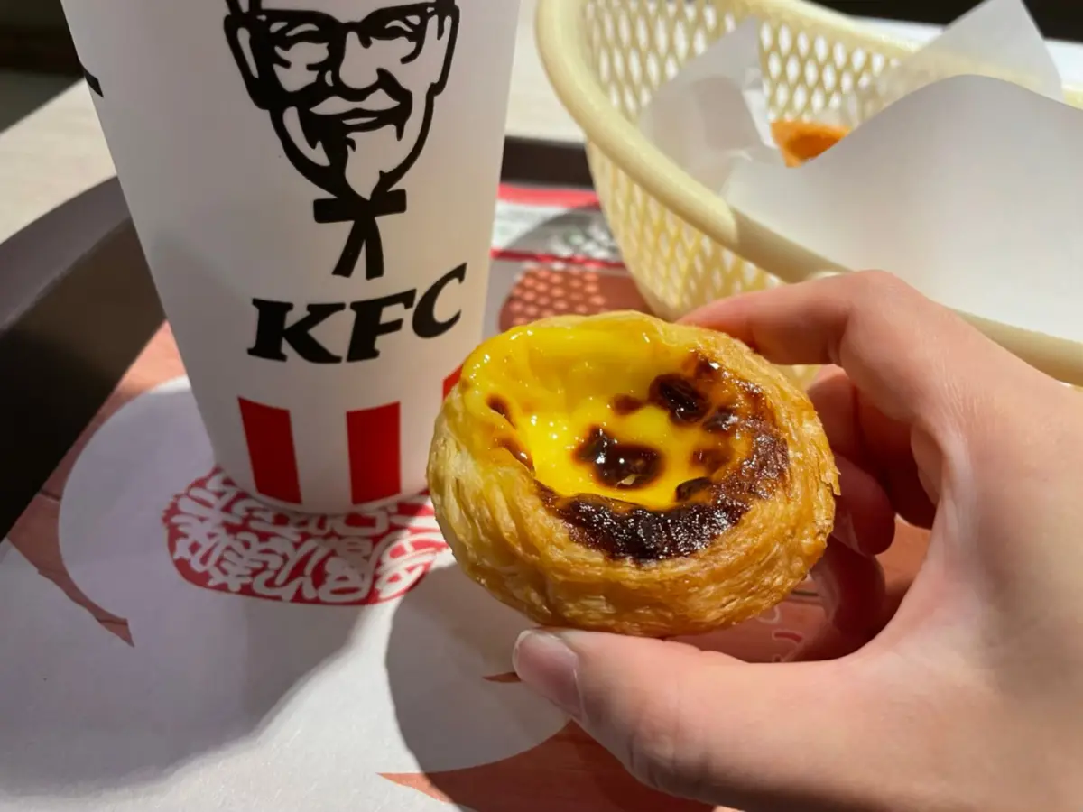 ▲肯德基昨（15）日宣布販售28年的經典原味蛋撻即將停售，官方今（16）日正式說明，將於1月20日推出「原味蛋撻－超極酥」新版本，聲明文曝光後，怒火瞬間在社群延燒，不少人紛紛留言怒罵揚言抵制。（圖／記者陳雅雲攝）