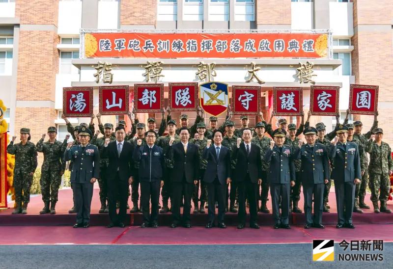 ▲陸軍砲訓部關廟湯山營區落成啟用，國防部長顧立雄、陸軍司令呂坤修、市長黃偉哲出席剪綵。（圖／記者莊全成攝，2026.01.15）