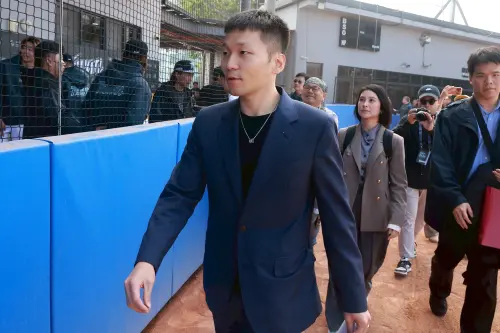 ▲運動部部長李洋今日來到高雄左營國訓中心，與中華隊球員相見歡，也送上20萬加菜金。（圖／記者葉政勳攝 , 2026.1.15）