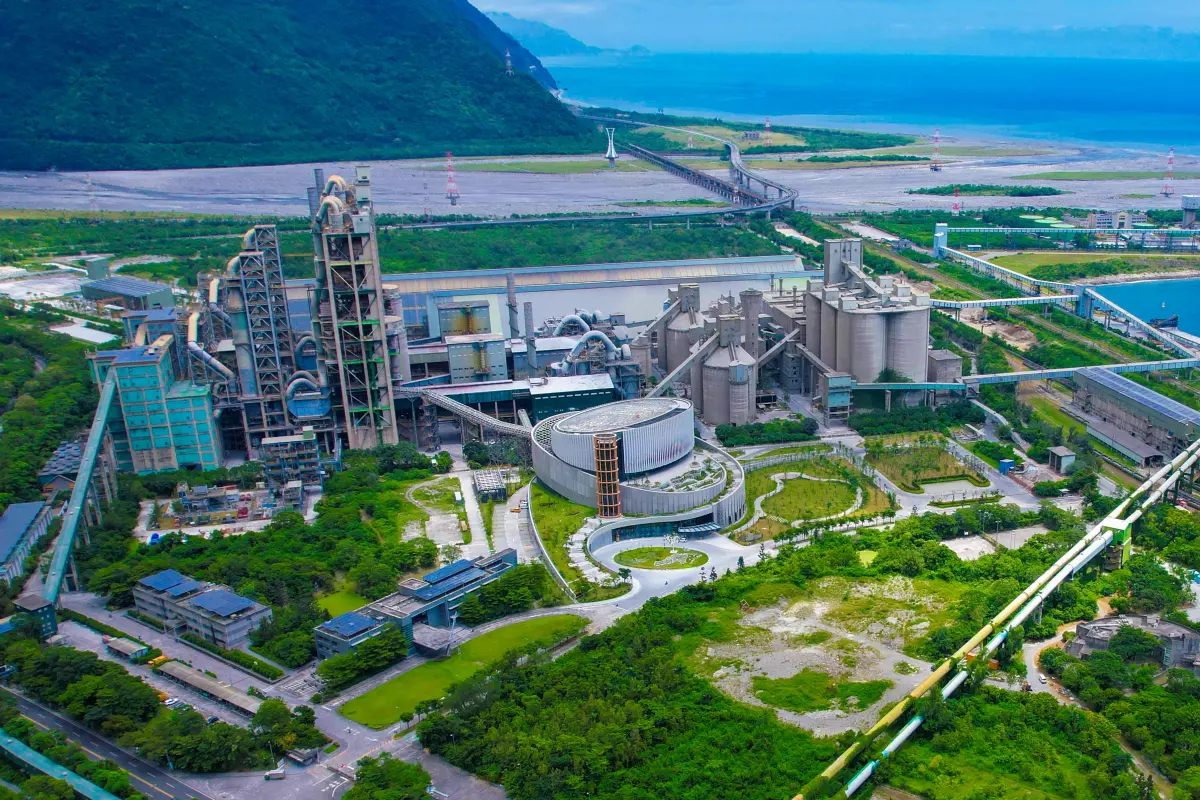 ▲▲台泥和平廠的DAKA再生資源利用中心透過水泥窯高溫協同處理技術結合氣化爐，將垃圾與事業廢棄物轉化為製程替代原料與燃料，實踐幾乎「零底渣」的目標。（圖／台泥提供）