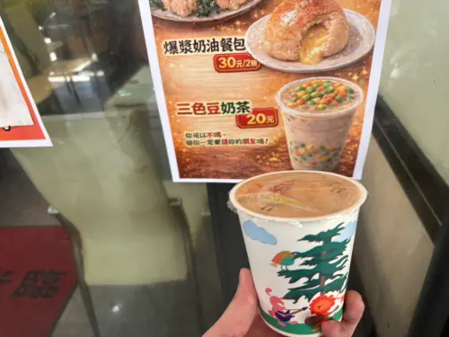 ▲欣樂早午餐的三色豆奶茶未來將成為常駐商品，中杯售價20元，大杯40元。（圖／記者張志浩攝）
