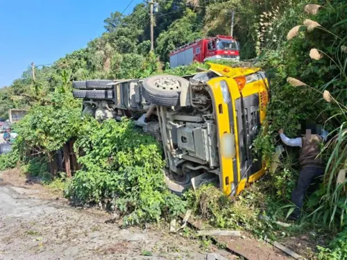 新北八里水泥車「墜5米邊坡翻覆」畫面曝光！32歲駕駛受困急送醫
