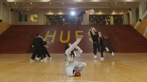 ▲來自台灣的柯知易（後排空中飛），是IVE在大巨蛋表演精彩空拋競技啦啦隊表演的幕後功臣之一。（圖／翻攝自IVE YouTube）